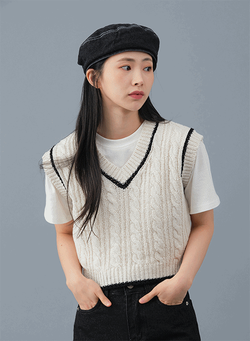 Twist Knit Cropped Vest OM12