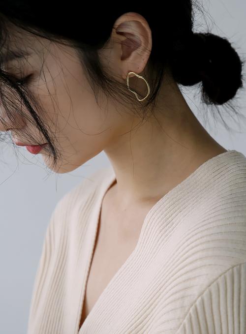 Gold Wave Hole Point Earrings