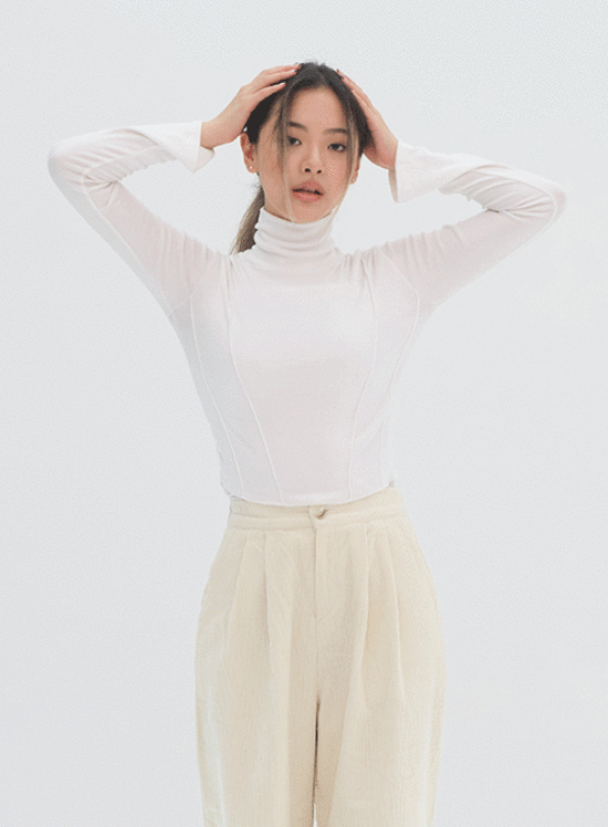 Long Sleeve Turtleneck Tee With Thread Lines