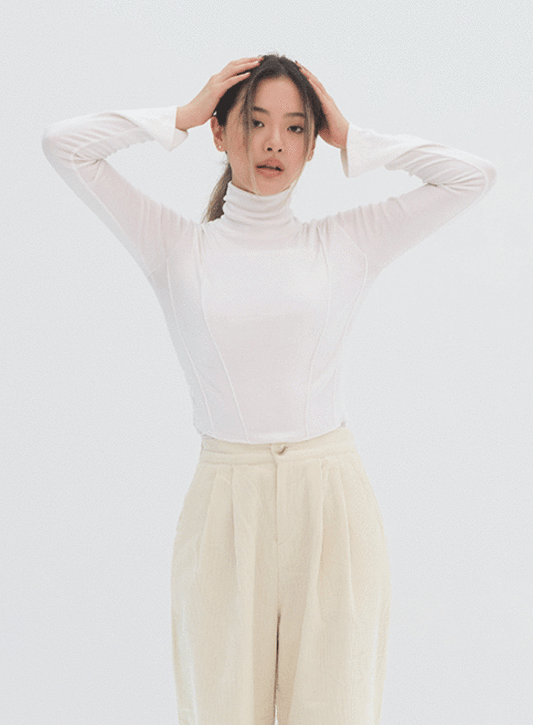 Long Sleeve Turtleneck Tee With Thread Lines