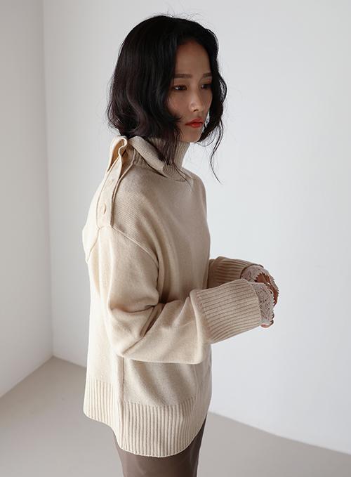 Side Shoulder Open Turtleneck Knit