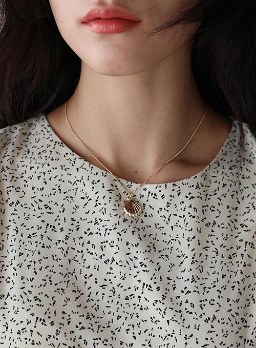 Clam Pendant Necklace